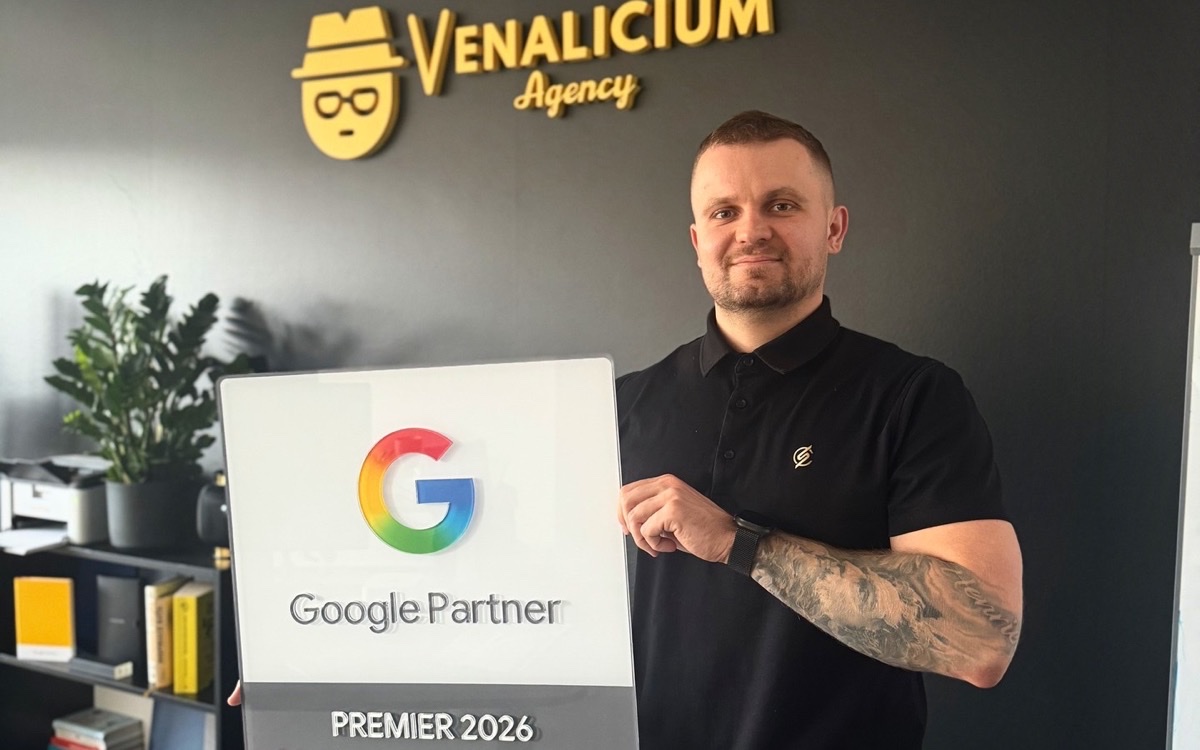 Peter Kudlej v kancelárii agentúry Venalicium s ocenením Google Premier Partner 2026